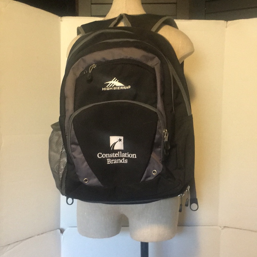HIGH SIERRA LAPTOP BACKPACK LOTS OF STORAGE COMFORTABLE STORES LAPTOP SECURELY